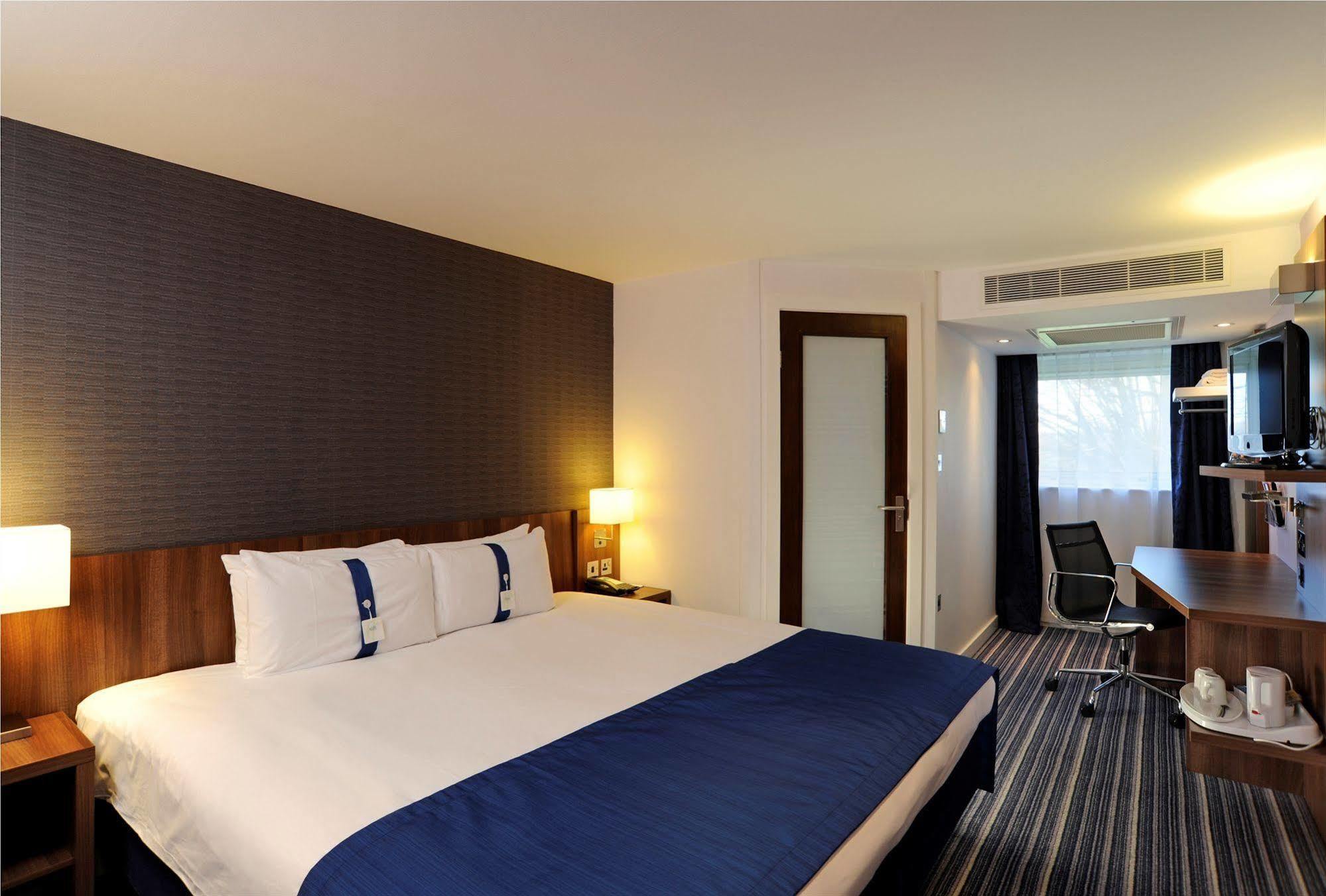 Holiday Inn Express Crewe, An Ihg Hotel Exterior foto